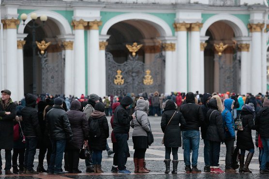 Зовут сегодня. Очередь в Эрмитаж 2020. Очередь в Эрмитаж 2021. Житель Петербурга называется. Июнь 2021 год очередь в Эрмитаж.