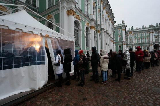 Зовут сегодня. Житель Петербурга называется. Жители Питера называются. Как называются жители Петербурга. Петербург очереди в музеи 3 мая фото.