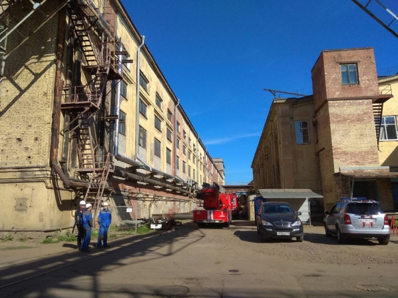 Пожар на балтийском. Пожар на Балтийском заводе. Пожар в Санкт Петербурге сейчас на Балтийском заводе. Пожарная часть Балтийск завод. ЧП на Балтийском заводе сегодня.