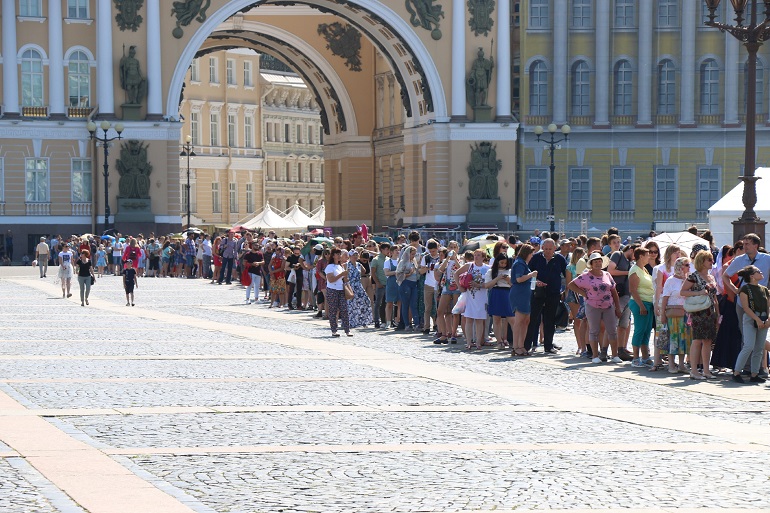 В эрмитаж без очереди. Петербург Эрмитаж очередь. Очередь в Эрмитаж. Очередь в музей. Эрмитаж туристы.