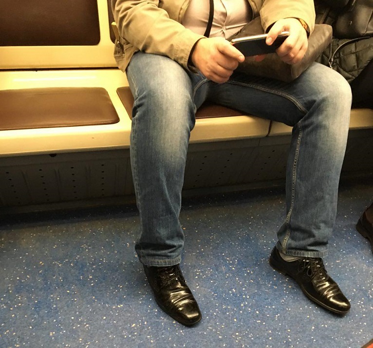 Мужчина сидит раздвинув ноги. Мужчина сидит широко расставив ноги. Мужик сидит в метро. Мужчина сит рассатвив ноги. Мужчинаидит расставив ноги.