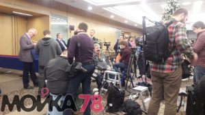 Журналисты "вооружились" платками и шлемами на пресс-конференции Путина