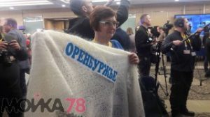 Журналисты "вооружились" платками и шлемами на пресс-конференции Путина