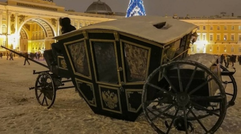 На Дворцовой площади произошло ужаснейшее ДТП с каретой На Дворцовой площади произошло ужаснейшее ДТП с каретой