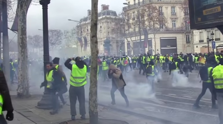 Полиция разгоняет &#171;желтые жилеты&#187; в Париже слезоточивым газом 