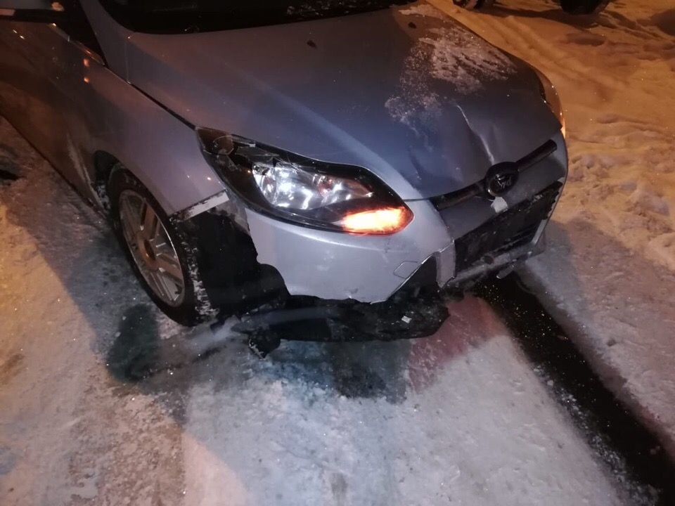 На Карпинского вылетевшее на "встречку" такси устроило ДТП