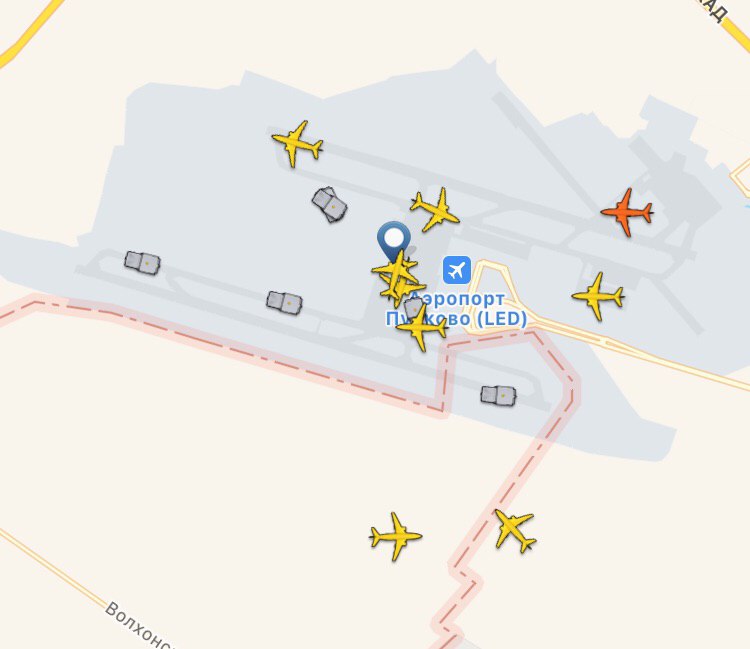 В Пулково из-за снежных завалов работает только одна полоса