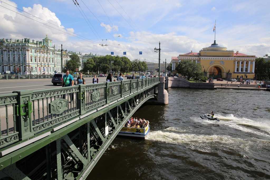 Ветер не дал ночью развести мосты в Петербурге