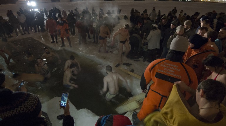 В Роспотребнадзоре петербуржцам дали рекомендации по купанию в купелях в канун Крещения