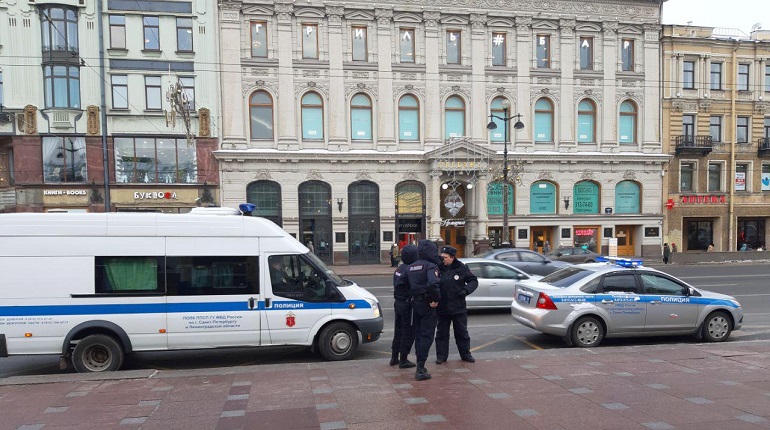 Полиция города санкт петербурга. Полиция на Невском проспекте Санкт-Петербург. Санкт Петербург Невский полиция. Полиция на Невском проспекте. Полиция в Невский проспект Питера.