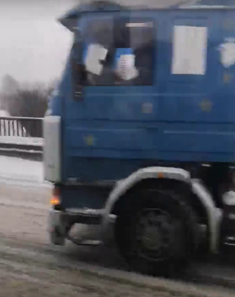 КАД буксует в снежной пробке