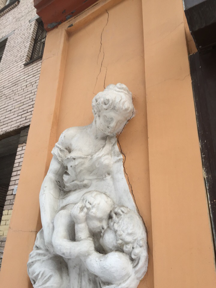 На Мытнинской с фасада дома отваливается барельеф