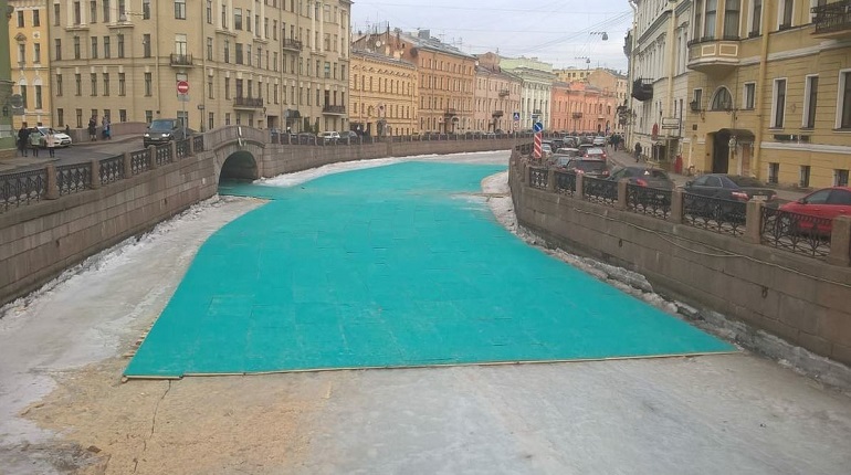 Настил для съемок фильма Михалкова окрасил лед Мойки в голубой цвет