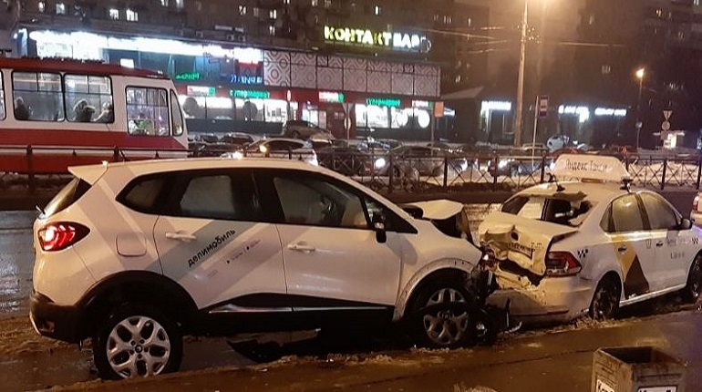 Санкт-Петербург | Очевидцы: Делимобиль атаковал такси на Белы Куна у  &laquo;Бухарестской&raquo; - БезФормата