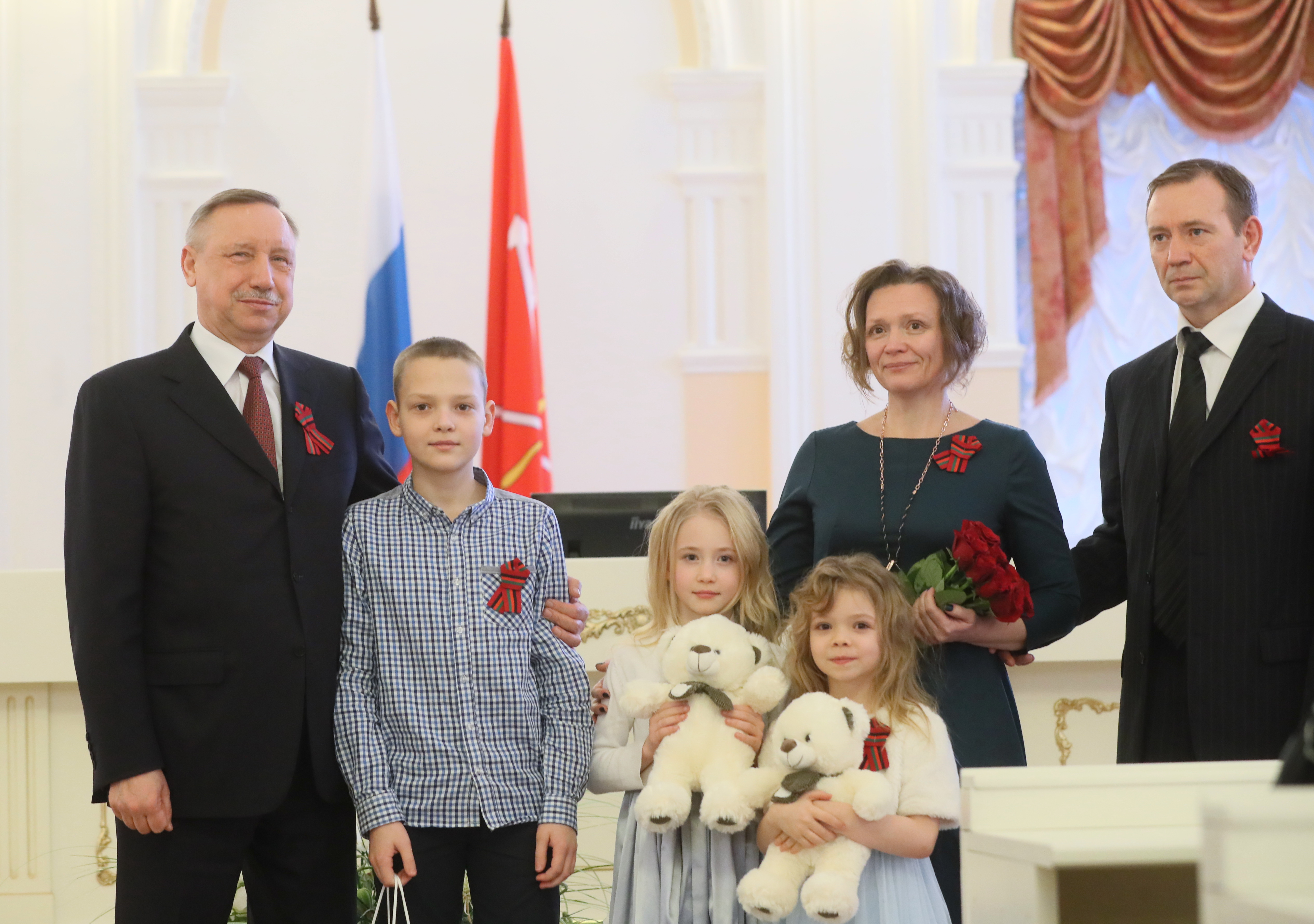 Многодетная семья СПБ. Год семьи. Наградил губернатор многодетные семьи в Санкт-Петербурге 2022. Награждение Бегловым в Смольном многодетных семей.