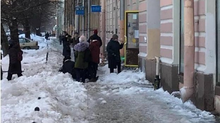 От сосулек и гололеда в Петербурге пострадали 4075 человек