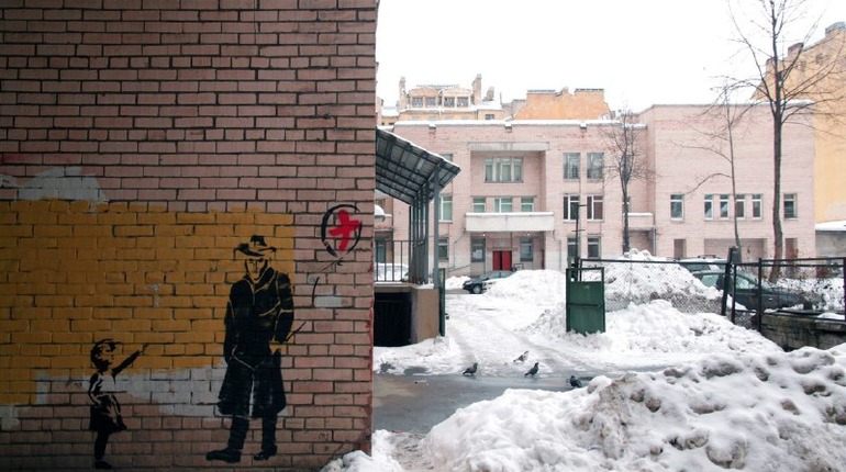В Петербурге появился стрит-арт по следам работы Бэнкси