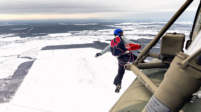 На 8 марта петербурженки спрыгнули с высоты 3,5 км