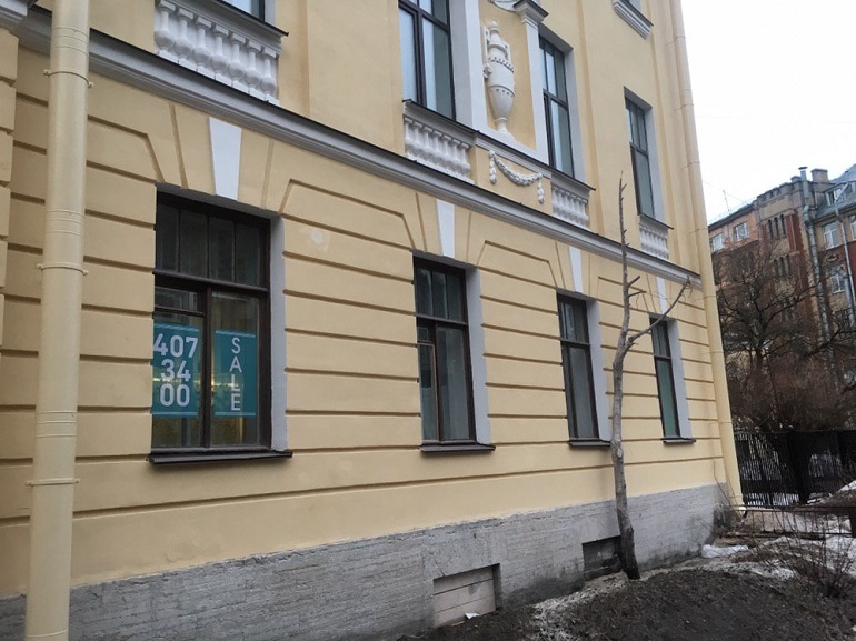 Рабочие разбили мемориальную доску академика Комарова на Доме сотрудников Ботсада