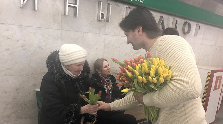 Цветков госдума. Уральский блогер дарящий цветы в метро.