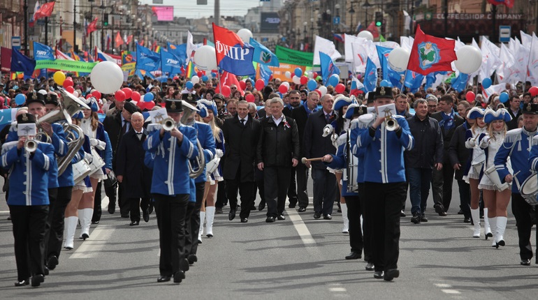 За работой, с красным флагом и в онлайне: как депутаты и члены партий в Петербурге отметят первомай