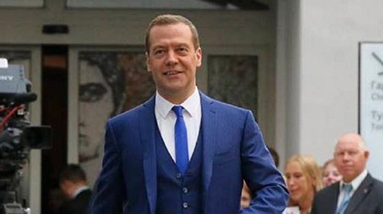 Медведев поручил кабмину повторно изучить вопрос ограничения скорости для авто