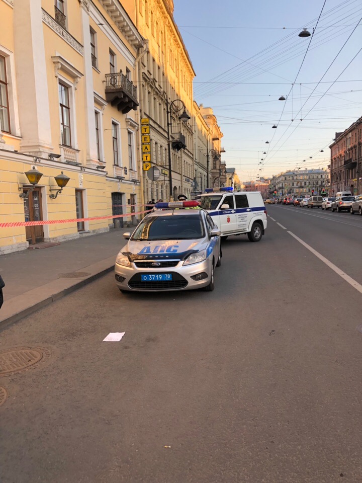 Эвакуировали театр Ленсовета и Новую Голландию