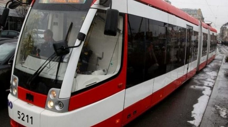 Петербуржцам предложили выбрать цвет трамваев, которые будут курсировать в центре Петербурга