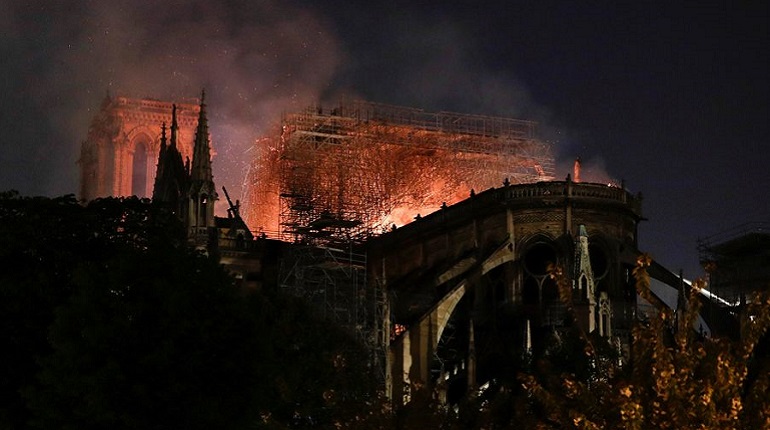 Спасатели заявили, что не могут справиться с пожаром в Нотр-Даме