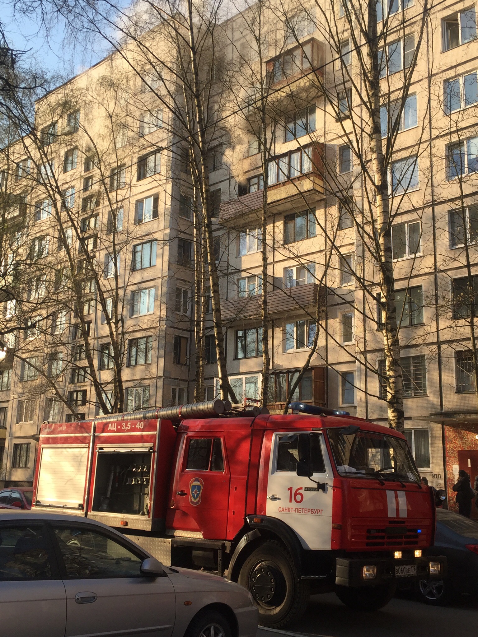 На Просвещения загорелась квартира в жилом доме