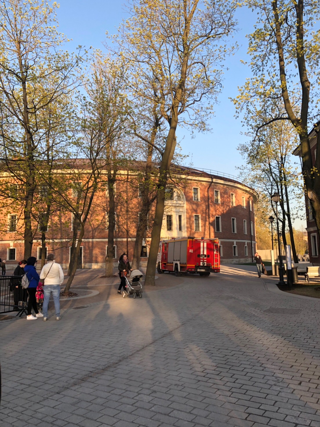 Эвакуировали театр Ленсовета и Новую Голландию