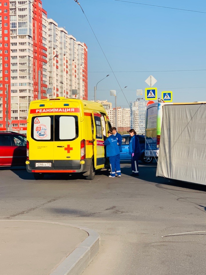 На Ленинском грузовик запутался в проводах и перевернулся