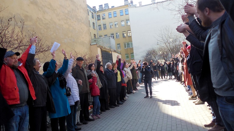 Сотни петербуржцев встали живым щитом вокруг сквера в Кузнечном переулке