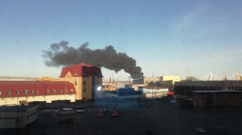 Пожар в порту Петербурга увидели с юго-запада и ЗСД