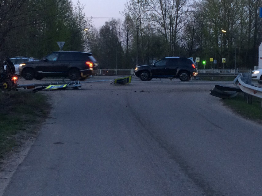 Сбитый в ДТП светофор перекрыл проезд на Михайловскую