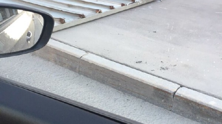 У пешеходного перехода на Бухарестской упал рекламный щит