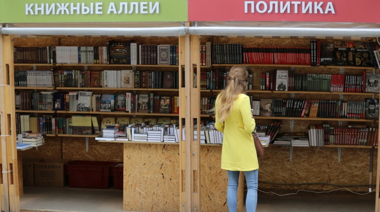 На Малой Конюшенной открылся фестиваль Книжные аллеи