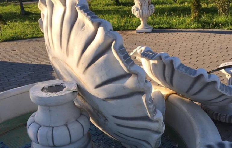 В Саперном вандалы разбили каскадный фонтан с голубями