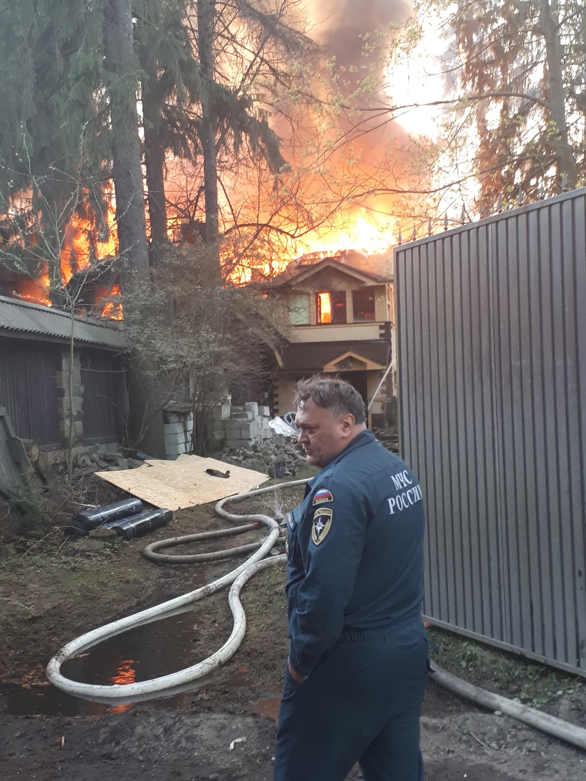 Во Всеволожске загорелся жилой дом