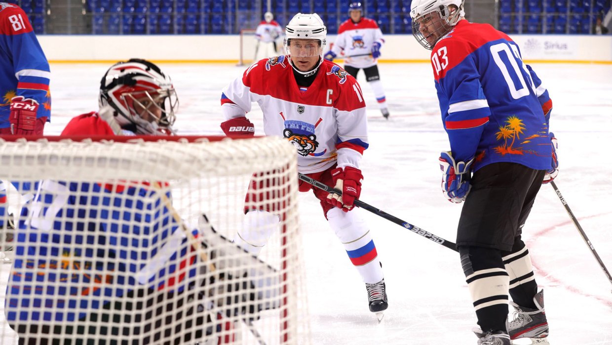 В ночной хоккейной лиге Путин забил 8 шайб и победил