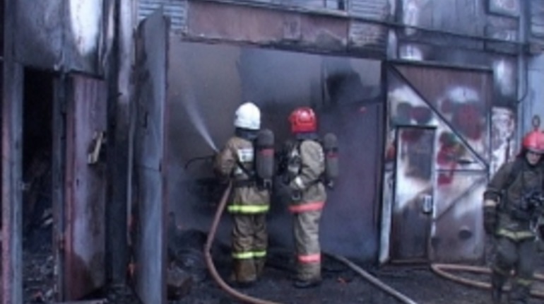 В Красногвардейском районе вспыхнул пожар в гаражном кооперативе