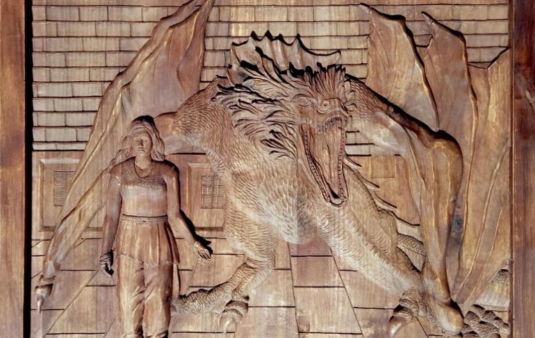 В Петербурге продают деревянную Дейенерис из «Игры престолов»