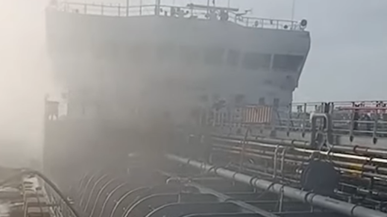 Пожар на танкере в Черном море не привел к разливу мазута