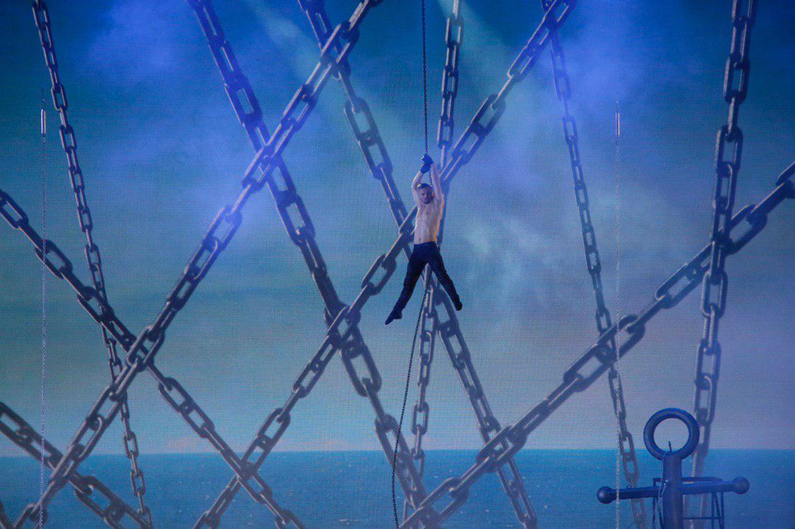 Петербургские школьницы отмечают «Алые паруса» в драных джинсах