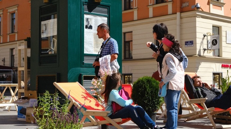 На Малой Конюшенной появилась зона с шезлонгами и книгами