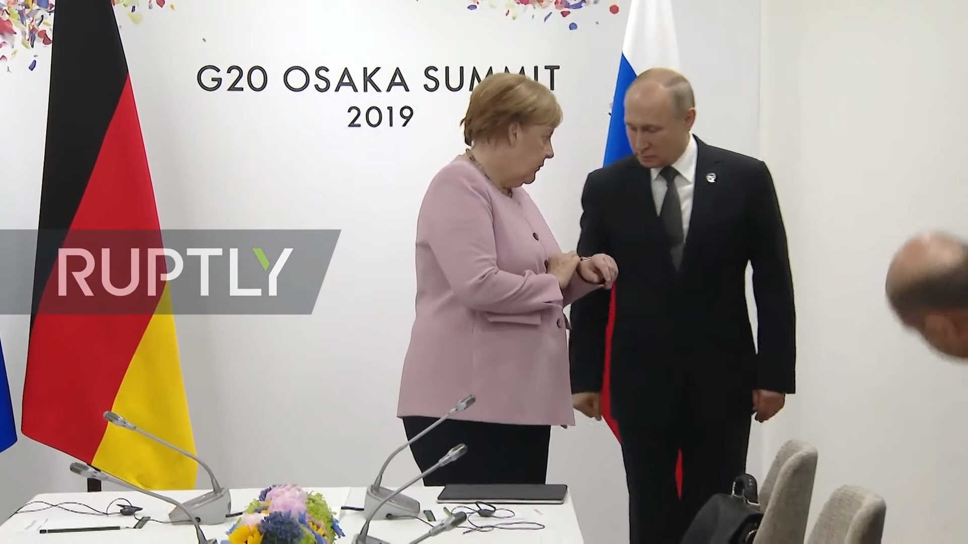 После разговора с Путиным Меркель "потерялась во времени и пространстве"