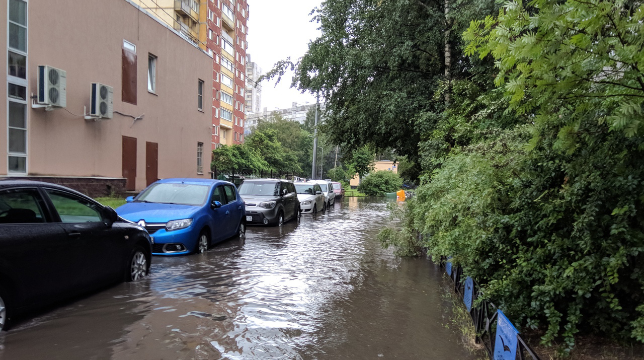 Питер затопило. Потоп на Долгоозерной. Потоп на Парашютной. До и после наводнения. Подтопление придомовой территории.