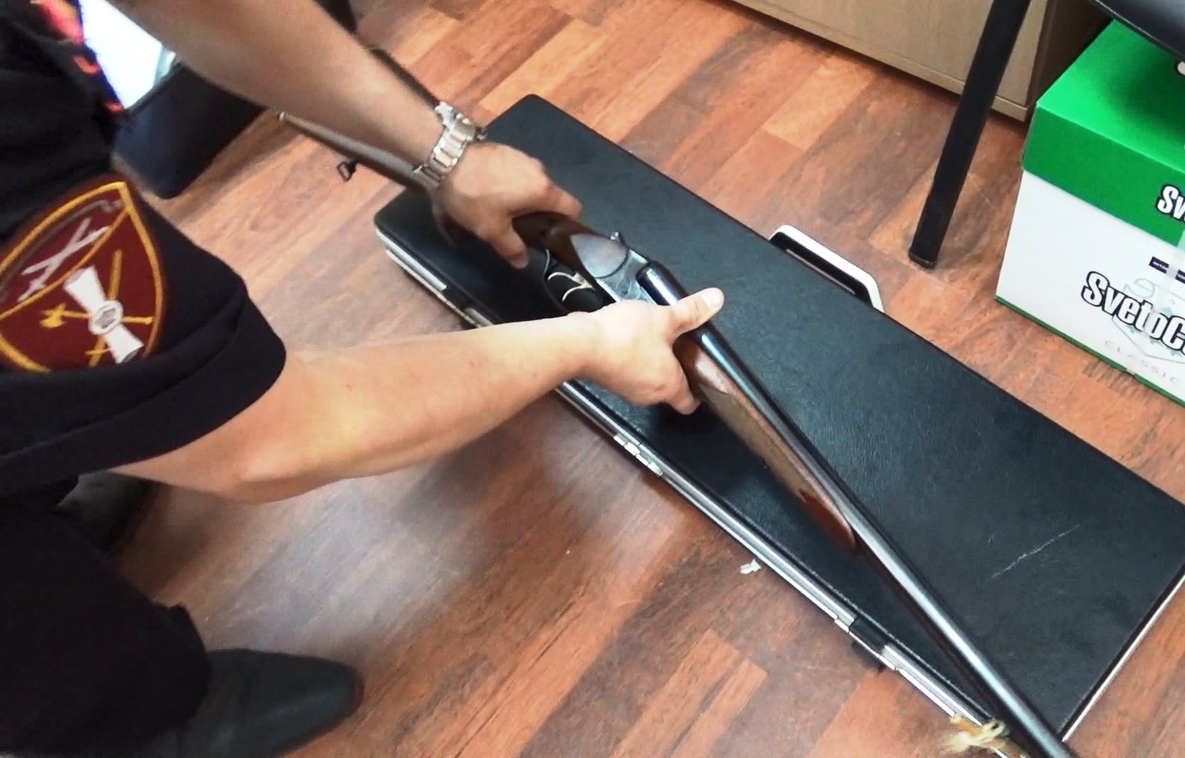 После смерти жены пожилой петербуржец сдал два ружья