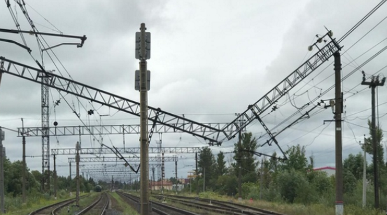 Упавший на рельсы столб остановил поезда в Ленобласти