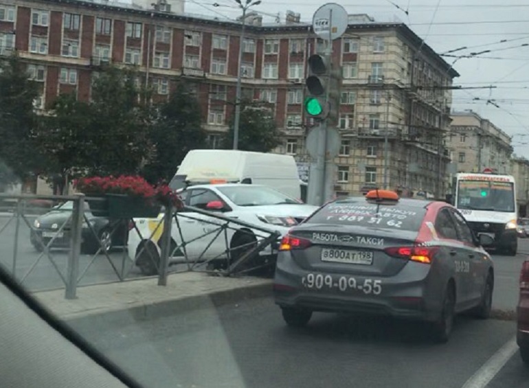 Два таксиста собирают пробку на Заневской площади